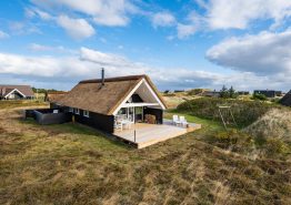 Dejligt sommerhus i Bjerregård med stråtag