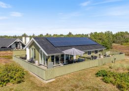 Sommerhus med udestue, varmepumpe og en god terrasse