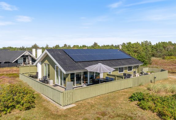 Sommerhus med udestue, varmepumpe og en god terrasse