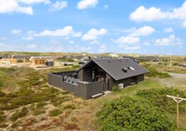 Hyggeligt feriehus med brændeovn, tæt på stranden