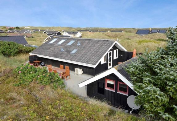 Velholdt sommerhus på klitgrund i Bjerregård
