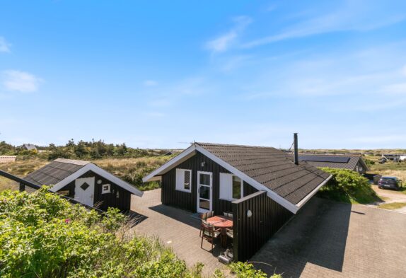 Velholdt sommerhus på klitgrund i Bjerregård