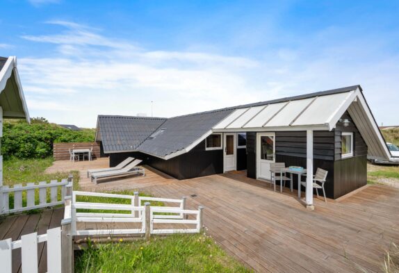 Hyggeligt feriehus placeret i smuk natur, tæt på stranden