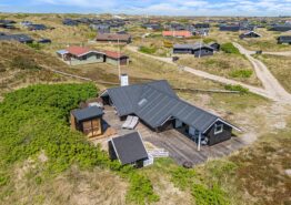 Strandnahes Ferienhaus in Bjerregård mit Außensauna