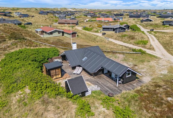 Sommerhus med udesauna i smuk natur, tæt på stranden