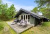 Mitten im Grünen in Bjerregård liegt dieses charmante Sommerhaus umgeben von Bäumen. (Bild  1)
