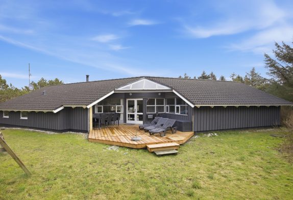 Sommerhus med swimmingpool, varmepumpe og hunde tilladt