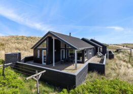 Lækkert sommerhus med aktivitetsrum, sauna og udendørs bruser