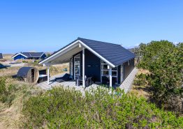 Skønt sommerhus med udendørs wellnessområde i Bjerregård