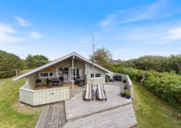 Hyggeligt feriehus med børnevenlige omgivelser i Bjerregård