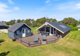 Hyggeligt feriehus med brændeovn, hund tilladt, tæt på hav og fjord