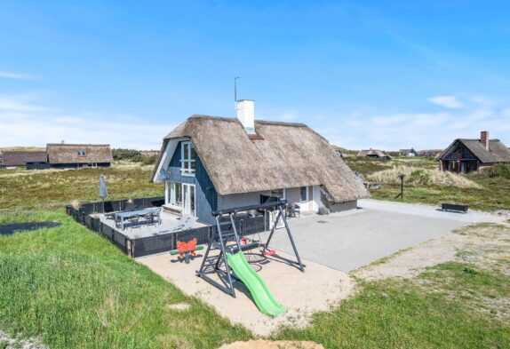 Reetdachhaus mit Kaminofen in strandnaher Lage