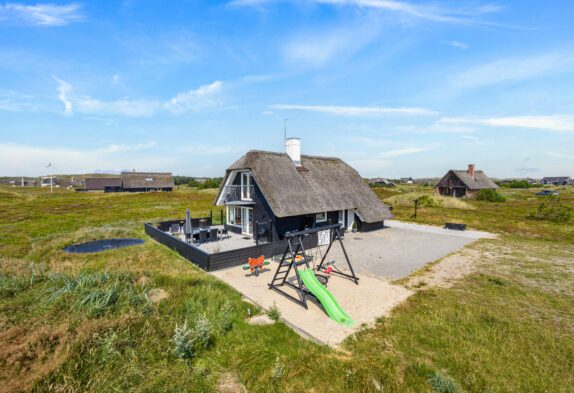 Stråtækt idyl med sauna – og panoramaudsigt over klitlandskabet