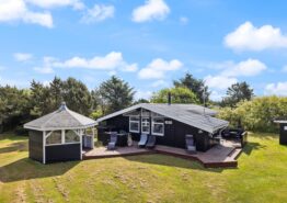 Klassisk sommerhus i Bjerregård med pavillon på lukket plænegrund