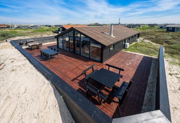 Sommerhus med sauna og flot træterrasse i det skønne Bjerregård