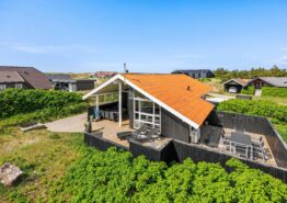 Hell eingerichtetes Ferienhaus mit Sauna, zentral in Bjerregård