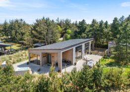 Luxus-Ferienhaus mit Whirlpool, Sauna und Dusche draußen