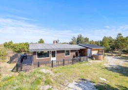 Familievenligt feriehus med vildmarksbad i Bjerregård