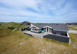 Strandnært sommerhus med spa og sauna til 8 personer i Bjerregård. Kat. nr.:  BB1138, Bjerregårdsvej 353;