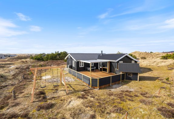 Hyggeligt 6-personers sommerhus med brændeovn i Bjerregård