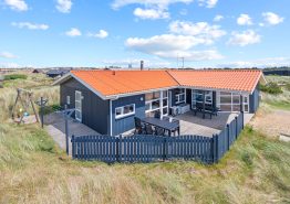 Modernes, strandnahes Poolhaus mit Sauna – mitten in der Natur