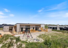 Moderne feriehus med udendørs spabad og sauna i Bjerregård