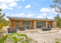 Modernes Aktivitätshaus mit Außenwhirlpool und Sauna in Bjerregård
