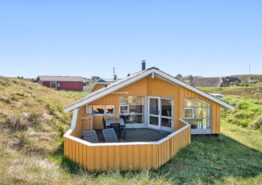 Roligt beliggende sommerhus med fin lukket terrasse