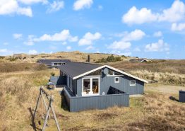 Dejligt feriehus med rolig beliggenhed tæt på stranden