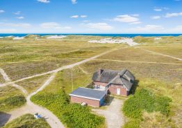Strandnahes Reetdach-Ferienhaus mit 2 Bädern in Skodbjerge