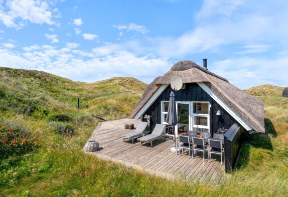 Feriehus med stor terrasse på en uforstyrret klitgrund