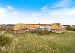 Reetgedecktes Poolhaus mit geschlossener Terrasse