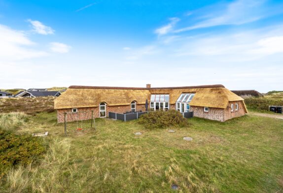 Reetgedecktes Poolhaus mit geschlossener Terrasse