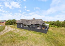 Stråtækt sommerhus til 4 personer i Haurvig. Kat. nr.:  D3060, Baunebjergvej 40;