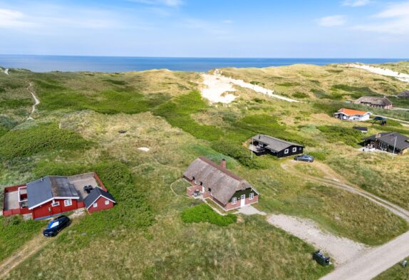 Sommerhus med stråtag på skøn naturgrund tæt ved strand