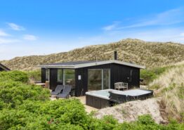 Parferie med udespa i den smukkeste beliggenhed. Kat. nr.:  D3280, Riskrogvej 23;