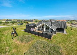 Klassisk træ-sommerhus med sauna og brændeovn