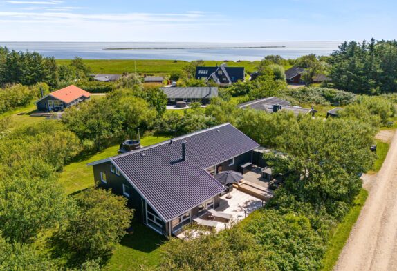 Lyst sommerhus med vildmarksbad og sauna tæt på fjorden