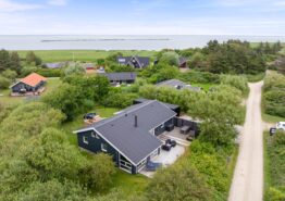 Lyst sommerhus med vildmarksbad og sauna tæt på fjorden. Kat. nr.:  D3483, Kr Madsens Vej 15;