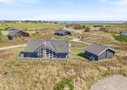 Hyggeligt træsommerhus med lukket terrasse