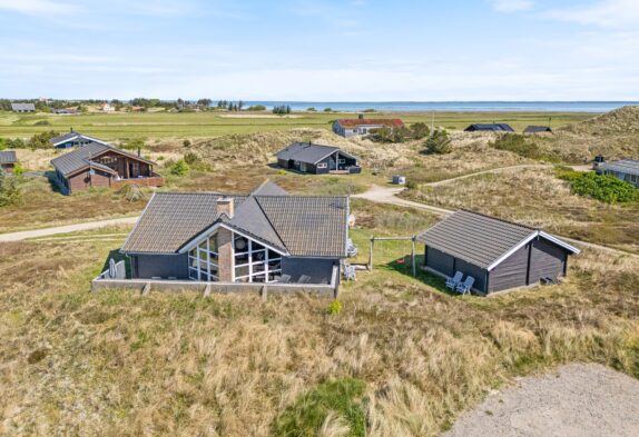 Hyggeligt træsommerhus med lukket terrasse