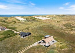 Charmerende stråtækt sommerhus i smukke omgivelser