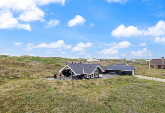 Sommerhaus mit schöner Terrasse an der dänischen Westküste