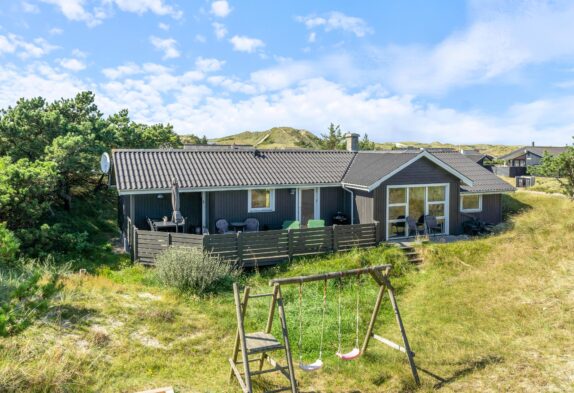 Fint sommerhus i Haurvig med skøn lukket terrasse