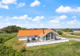Hyggeligt sommerhus med spabad og sauna i Haurvig