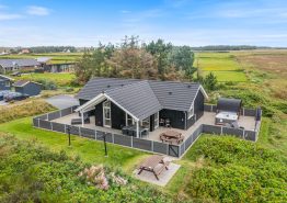 Stort feriehus med udendørs spa, sauna og fantastisk fjordudsigt