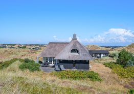 Charmerende stråtagshus med brændeovn midt i klitlandskabet