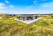 Indbydende træsommerhus med spabad – tæt ved hav og hede (billede 1)