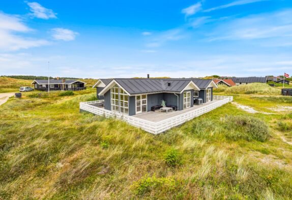 Indbydende træsommerhus med spabad – tæt ved hav og hede