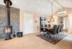 Indbydende træsommerhus med spabad – tæt ved hav og hede (billede 9)